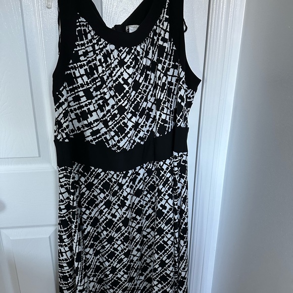 Laura Plus black and white dress - Picture 9 of 9